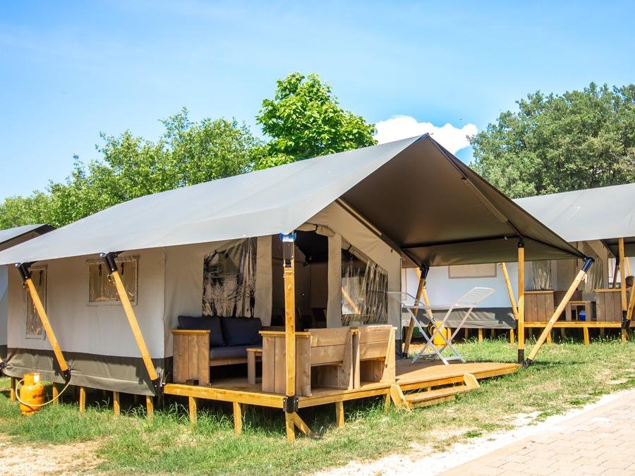 Camping Pas Cher vous présente avec son site Officiel campingpascher.fr, le Camping Zelana Laguna, situé sur la commune de Porec dans le département Istrie (Istrie) en Croatie. Le camping Zelana Laguna vous propose un hébergement de type tente en toile et bois de 19 m² pour 5 personnes. Cet hébergement propose plus de 82 dates différentes pour réserver ! Pour dévouvrir la période la moins chère, consultez la rubrique 'Tarifs' et sélectionnez votre mois de départ. L'établissement vous propose 3 autres types d'hébergements. Découvrez tous nos séjours à petits prix dans la commune et aux alentours de Porec du département : Istrie (Istrie). Les Avis clients pour le Camping Zelana Laguna sont excellents avec une note moyenne de 10 sur 10. Mer, Piscine extérieure, Club ados, Club enfants, Aire de jeux enfants, Centre équestre, Court de tennis, Location de bateaux, Ping-pong, Plongée, Randonnée, Ski nautique, Surf, Terrain de beach-volley, Terrain de football, Terrain multisports, Trampoline, Bar, Pizzeria, Restaurant, Snack/Bar, Épicerie,... En savoir plus : cliquez-ICI.