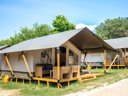 Camping Pas Cher vous présente avec son site Officiel campingpascher.fr, le Camping Zelana Laguna, situé sur la commune de Porec dans le département Istrie (Istrie) en Croatie. Le camping Zelana Laguna, vous présente un hébergement de type tente en toile et bois de 19 m² pour 5 personnes. Le camping Zelana Laguna vous propose du jeudi 23 avril au jeudi 30 avril 2026, en promotion à -15% pour 7 nuits à 224,91 € au lieu de 264,6 € soit une Économie de 39,69 €. Cette location propose 113 dates différentes pour réserver votre séjour. Découvrez également les 3 autres gammes d'hébergements du camping. Les Avis clients pour le Camping Zelana Laguna sont excellents avec une note moyenne de 10 sur 10. Mer, Piscine extérieure, Club ados, Club enfants, Aire de jeux enfants, Centre équestre, Court de tennis, Location de bateaux, Ping-pong, Plongée, Randonnée, Ski nautique, Surf, Terrain de beach-volley, Terrain de football, Terrain multisports, Trampoline, Bar, Pizzeria, Restaurant, Snack/Bar, Épicerie,... En savoir plus : cliquez-ICI.