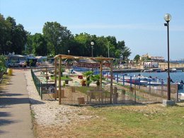 Camping Pas Cher vous présente avec son site Officiel campingpascher.fr, le Camping Zelana Laguna, situé sur la commune de Porec dans le département Istrie (Istrie) en Croatie. Le camping Zelana Laguna, vous présente un hébergement de type tente en toile et bois de 19 m² pour 5 personnes avec climatisation. Le camping Zelana Laguna vous propose du jeudi 23 avril au jeudi 30 avril 2026, en promotion à -15% pour 7 nuits à 256,14 € au lieu de 301,35 € soit une Économie de 45,21 €. Cette location propose 83 dates différentes pour réserver votre séjour. Découvrez également les 3 autres gammes d'hébergements du camping. Les Avis clients pour le Camping Zelana Laguna sont excellents avec une note moyenne de 10 sur 10. Mer, Piscine extérieure, Club ados, Club enfants, Aire de jeux enfants, Centre équestre, Court de tennis, Location de bateaux, Ping-pong, Plongée, Randonnée, Ski nautique, Surf, Terrain de beach-volley, Terrain de football, Terrain multisports, Trampoline, Bar, Pizzeria, Restaurant, Snack/Bar, Épicerie,... En savoir plus : cliquez-ICI.