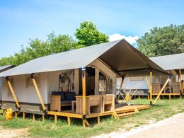 Camping Pas Cher vous présente avec son site Officiel campingpascher.fr, le Camping Zelana Laguna, situé sur la commune de Porec dans le département Istrie (Istrie) en Croatie. Le camping Zelana Laguna, vous présente un hébergement de type tente en toile et bois de 19 m² pour 5 personnes. Le camping Zelana Laguna vous propose du jeudi 23 avril au jeudi 30 avril 2026, en promotion à -15% pour 7 nuits à 224,91 € au lieu de 264,6 € soit une Économie de 39,69 €. Cette location propose 113 dates différentes pour réserver votre séjour. Découvrez également les 3 autres gammes d'hébergements du camping. Les Avis clients pour le Camping Zelana Laguna sont excellents avec une note moyenne de 10 sur 10. Mer, Piscine extérieure, Club ados, Club enfants, Aire de jeux enfants, Centre équestre, Court de tennis, Location de bateaux, Ping-pong, Plongée, Randonnée, Ski nautique, Surf, Terrain de beach-volley, Terrain de football, Terrain multisports, Trampoline, Bar, Pizzeria, Restaurant, Snack/Bar, Épicerie,... En savoir plus : cliquez-ICI.