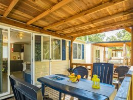 Camping Pas Cher vous présente avec son site Officiel campingpascher.fr, le Camping Zelana Laguna, situé sur la commune de Porec dans le département Istrie (Istrie) en Croatie. Le camping Zelana Laguna, vous présente un hébergement de type mobil-home de 32 m² pour 6 personnes avec climatisation. Le camping Zelana Laguna vous propose du lundi 20 avril au lundi 27 avril 2026, en promotion à -15% pour 7 nuits à 287,38 € au lieu de 338,1 € soit une Économie de 50,72 €. Cette location propose 94 dates différentes pour réserver votre séjour. Découvrez également les 3 autres gammes d'hébergements du camping. Les Avis clients pour le Camping Zelana Laguna sont excellents avec une note moyenne de 10 sur 10. Mer, Piscine extérieure, Club ados, Club enfants, Aire de jeux enfants, Centre équestre, Court de tennis, Location de bateaux, Ping-pong, Plongée, Randonnée, Ski nautique, Surf, Terrain de beach-volley, Terrain de football, Terrain multisports, Trampoline, Bar, Pizzeria, Restaurant, Snack/Bar, Épicerie,... En savoir plus : cliquez-ICI.