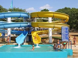 Camping Pas Cher vous présente avec son site Officiel campingpascher.fr, le Camping Zelana Laguna, situé sur la commune de Porec dans le département Istrie (Istrie) en Croatie. Le camping Zelana Laguna, vous présente un hébergement de type tente en toile et bois de 19 m² pour 5 personnes. Le camping Zelana Laguna vous propose du jeudi 23 avril au jeudi 30 avril 2026, en promotion à -15% pour 7 nuits à 224,91 € au lieu de 264,6 € soit une Économie de 39,69 €. Cette location propose 113 dates différentes pour réserver votre séjour. Découvrez également les 3 autres gammes d'hébergements du camping. Les Avis clients pour le Camping Zelana Laguna sont excellents avec une note moyenne de 10 sur 10. Mer, Piscine extérieure, Club ados, Club enfants, Aire de jeux enfants, Centre équestre, Court de tennis, Location de bateaux, Ping-pong, Plongée, Randonnée, Ski nautique, Surf, Terrain de beach-volley, Terrain de football, Terrain multisports, Trampoline, Bar, Pizzeria, Restaurant, Snack/Bar, Épicerie,... En savoir plus : cliquez-ICI.