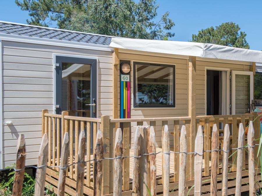 Camping Pas Cher vous présente avec son site Officiel campingpascher.fr, le Camping ParadisLa Promenade classé 4 étoiles, situé sur la commune de Montjean Sur Loire dans le département Maine-et-loire (Pays De La Loire) en France. Le camping Paradis La Promenade vous propose un hébergement de type mobil-home de 34 m² pour 6 personnes (télévision). L'établissement vous propose 12 autres types d'hébergements. Découvrez tous nos séjours à petits prix dans la commune et aux alentours de Montjean Sur Loire du département : Maine-et-loire (Pays De La Loire). Les Avis clients pour le Camping ParadisLa Promenade sont excellents avec une note moyenne de 8 sur 10. LacRivière, Piscine couverte, Piscine extérieure, Animations familiales, Club enfants, Aire de jeux enfants, Baby-foot, Canoë-kayak, Centre équestre, Cyclisme, Ping-pong, Piscine, Pétanque, Randonnée, Salle de jeux vidéo, Terrain multisports, Bar, Boulangerie, Dépôt de pain, Snack/Bar, Épicerie,... En savoir plus : cliquez-ICI.