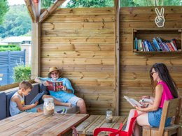 Camping Pas Cher vous présente avec son site Officiel campingpascher.fr, le Camping ParadisLa Promenade classé 4 étoiles, situé sur la commune de Montjean Sur Loire dans le département Maine-et-loire (Pays De La Loire) en France. Le camping Paradis La Promenade vous propose un hébergement de type mobil-home de 27 m² pour 4 personnes (télévision). L'établissement vous propose 5 autres types d'hébergements. Découvrez tous nos séjours à petits prix dans la commune et aux alentours de Montjean Sur Loire du département : Maine-et-loire (Pays De La Loire). Les Avis clients pour le Camping ParadisLa Promenade sont excellents avec une note moyenne de 8 sur 10. LacRivière, Piscine couverte, Piscine extérieure, Animations familiales, Club enfants, Aire de jeux enfants, Baby-foot, Canoë-kayak, Centre équestre, Cyclisme, Ping-pong, Piscine, Pétanque, Randonnée, Salle de jeux vidéo, Terrain multisports, Bar, Boulangerie, Dépôt de pain, Snack/Bar, Épicerie,... En savoir plus : cliquez-ICI.