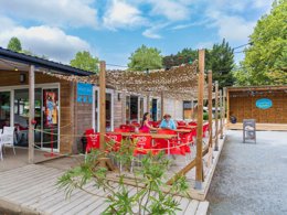 Camping Pas Cher vous présente avec son site Officiel campingpascher.fr, le Camping ParadisLa Promenade classé 4 étoiles, situé sur la commune de Montjean Sur Loire dans le département Maine-et-loire (Pays De La Loire) en France. Le camping Paradis La Promenade vous propose un hébergement de type mobil-home de 31 m² (télévision). L'établissement vous propose 6 autres types d'hébergements. Découvrez tous nos séjours à petits prix dans la commune et aux alentours de Montjean Sur Loire du département : Maine-et-loire (Pays De La Loire). Les Avis clients pour le Camping ParadisLa Promenade sont excellents avec une note moyenne de 8 sur 10. LacRivière, Piscine couverte, Piscine extérieure, Animations familiales, Club enfants, Aire de jeux enfants, Baby-foot, Canoë-kayak, Centre équestre, Cyclisme, Ping-pong, Piscine, Pétanque, Randonnée, Salle de jeux vidéo, Terrain multisports, Bar, Boulangerie, Dépôt de pain, Snack/Bar, Épicerie,... En savoir plus : cliquez-ICI.