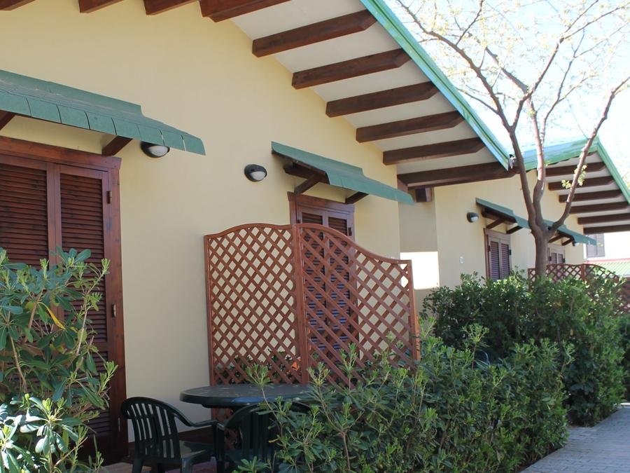 Camping Pas Cher vous présente avec son site Officiel campingpascher.fr, le Camping Heliopolis & Village classé 4 étoiles, situé sur la commune de Pineto dans le département Teramo (Abruzzes) en Italie. Le camping Heliopolis & Village vous propose un hébergement de type maison (télévision). Cet hébergement propose plus de 13 dates différentes pour réserver ! Pour dévouvrir la période la moins chère, consultez la rubrique 'Tarifs' et sélectionnez votre mois de départ. L'établissement vous propose 14 autres types d'hébergements. Découvrez tous nos séjours à petits prix dans la commune et aux alentours de Pineto du département : Teramo (Abruzzes). Mer, Piscine extérieure, Animations familiales, Club enfants, Aire de jeux enfants, Canoë-kayak, Court de tennis, Cyclisme, Ping-pong, Pédalo, Terrain de beach-volley, Terrain de football, Terrain multisports, Supermarché,... En savoir plus : cliquez-ICI.