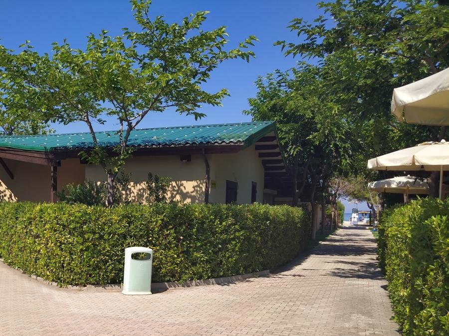Camping Pas Cher vous présente avec son site Officiel campingpascher.fr, le Camping Heliopolis & Village classé 4 étoiles, situé sur la commune de Pineto dans le département Teramo (Abruzzes) en Italie. Le camping Heliopolis & Village vous propose un hébergement de type maison avec climatisation (télévision). L'établissement vous propose 14 autres types d'hébergements. Découvrez tous nos séjours à petits prix dans la commune et aux alentours de Pineto du département : Teramo (Abruzzes). Mer, Piscine extérieure, Animations familiales, Club enfants, Aire de jeux enfants, Canoë-kayak, Court de tennis, Cyclisme, Ping-pong, Pédalo, Terrain de beach-volley, Terrain de football, Terrain multisports, Supermarché,... En savoir plus : cliquez-ICI.