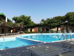 Camping Pas Cher vous présente avec son site Officiel campingpascher.fr, le Camping Heliopolis & Village classé 4 étoiles, situé sur la commune de Pineto dans le département Teramo (Abruzzes) en Italie. Le camping Heliopolis & Village vous propose un hébergement de type maison avec climatisation (télévision). L'établissement vous propose 14 autres types d'hébergements. Découvrez tous nos séjours à petits prix dans la commune et aux alentours de Pineto du département : Teramo (Abruzzes). Mer, Piscine extérieure, Animations familiales, Club enfants, Aire de jeux enfants, Canoë-kayak, Court de tennis, Cyclisme, Ping-pong, Pédalo, Terrain de beach-volley, Terrain de football, Terrain multisports, Supermarché,... En savoir plus : cliquez-ICI.
