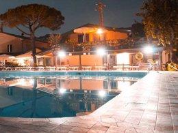 Camping Pas Cher vous présente avec son site Officiel campingpascher.fr, le Camping Heliopolis & Village classé 4 étoiles, situé sur la commune de Pineto dans le département Teramo (Abruzzes) en Italie. Le camping Heliopolis & Village, vous présente un hébergement de type mobil-home de 16 m² pour 2 personnes avec climatisation et télévision. Le camping Heliopolis & Village vous propose du sam. 29 août au sam. 05 septembre 2026, en promotion à -20% pour 7 nuits à 253,60 € au lieu de 317,0 € soit une Économie de 63,40 €. Cette location propose 101 dates différentes pour réserver votre séjour. Découvrez également les 12 autres gammes d'hébergements du camping. Mer, Piscine extérieure, Animations familiales, Club enfants, Aire de jeux enfants, Canoë-kayak, Court de tennis, Cyclisme, Ping-pong, Pédalo, Terrain de beach-volley, Terrain de football, Terrain multisports, Supermarché,... En savoir plus : cliquez-ICI.