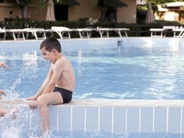 Camping Pas Cher vous présente avec son site Officiel campingpascher.fr, le Camping Heliopolis & Village classé 4 étoiles, situé sur la commune de Pineto dans le département Teramo (Abruzzes) en Italie. Le camping Heliopolis & Village, vous présente un hébergement de type maison de 25 m² avec climatisation et télévision. Le camping Heliopolis & Village vous propose du vendredi 29 mai au vendredi 05 juin 2026, en promotion à -20% pour 7 nuits à 442,40 € au lieu de 553,0 € soit une Économie de 110,60 €. Cette location propose 75 dates différentes pour réserver votre séjour. Découvrez également les 12 autres gammes d'hébergements du camping. Mer, Piscine extérieure, Animations familiales, Club enfants, Aire de jeux enfants, Canoë-kayak, Court de tennis, Cyclisme, Ping-pong, Pédalo, Terrain de beach-volley, Terrain de football, Terrain multisports, Supermarché,... En savoir plus : cliquez-ICI.