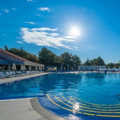 Camping Pas Cher vous présente avec son site Officiel campingpascher.fr, le Établissement Portosole, situé sur la commune de Vrsar dans le département Istrie (Istrie) en Croatie. L'établissement Portosole vous propose un hébergement de type tente toile et bois de 18 m². L'établissement vous propose 4 autres types d'hébergements. Découvrez tous nos séjours à petits prix dans la commune et aux alentours de Vrsar du département : Istrie (Istrie).... En savoir plus : cliquez-ICI.