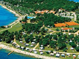 Camping Pas Cher vous présente avec son site Officiel campingpascher.fr, le Camping Ulika Naturist classé 4 étoiles, situé sur la commune de Istria dans le département Istrie (Istrie) en Croatie. Le camping Ulika Naturist, vous présente un hébergement de type tente en toile et bois. Le camping Ulika Naturist vous propose du sam. 19 septembre au sam. 26 septembre 2026, en promotion à -15% pour 7 nuits à 548,05 € au lieu de 644,77 € soit une Économie de 96,72 €. Cette location propose 11 dates différentes pour réserver votre séjour. Découvrez également les 1 autres gammes d'hébergements du camping. Mer, Piscine extérieure, Club enfants, Aire de jeux enfants, Court de tennis, Parcours sportif, Ping-pong, Pétanque, Terrain multisports, Bar, Snack/Bar, Épicerie,... En savoir plus : cliquez-ICI.