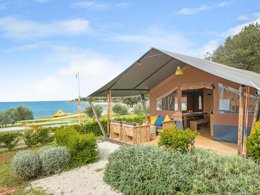 Camping Pas Cher vous présente avec son site Officiel campingpascher.fr, le Camping Ulika Naturist classé 4 étoiles, situé sur la commune de Istria dans le département Istrie (Istrie) en Croatie. Le camping Ulika Naturist, vous présente un hébergement de type tente en toile et bois. Le camping Ulika Naturist vous propose du jeudi 23 avril au jeudi 30 avril 2026, en promotion à -15% pour 7 nuits à 349,86 € au lieu de 411,6 € soit une Économie de 61,74 €. Cette location propose 62 dates différentes pour réserver votre séjour. Découvrez également les 1 autres gammes d'hébergements du camping. Mer, Piscine extérieure, Club enfants, Aire de jeux enfants, Court de tennis, Parcours sportif, Ping-pong, Pétanque, Terrain multisports, Bar, Snack/Bar, Épicerie,... En savoir plus : cliquez-ICI.