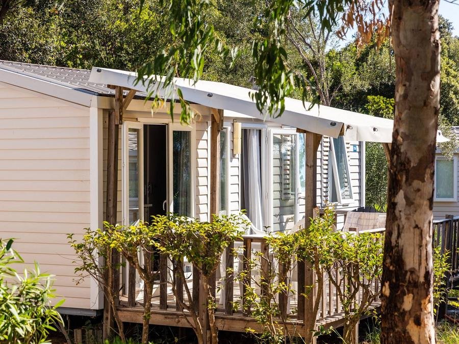 Camping Pas Cher vous présente avec son site Officiel campingpascher.fr, le Camping De Schatberg classé 5 étoiles, situé sur la commune de Sevenum dans le département Horst An Der Maas (Limbourg) au Pays-bas. Le camping De Schatberg, vous présente un hébergement de type mobil-home de 29 m² pour 6 personnes avec climatisation. Le camping De Schatberg vous propose du sam. 19 septembre au sam. 26 septembre 2026, en promotion à -24% pour 7 nuits à 280 € au lieu de 371,0 € soit une Économie de 91 €. Cette location propose 34 dates différentes pour réserver votre séjour. Découvrez également les 9 autres gammes d'hébergements du camping. Lac, Piscine couverte, Piscine extérieure, Club enfants, Aire de jeux enfants, Golf, Paddle, Ping-pong, Pétanque, Ski nautique, Terrain de beach-volley, Terrain de football, Terrain multisports, Trampoline, Bar, Plats à emporter, Restaurant, Supermarché,... En savoir plus : cliquez-ICI.