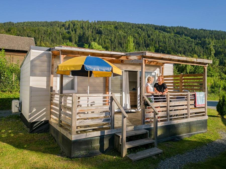 Camping Pas Cher vous présente avec son site Officiel campingpascher.fr, le Camping De Schatberg classé 5 étoiles, situé sur la commune de Sevenum dans le département Horst An Der Maas (Limbourg) au Pays-bas. Le camping De Schatberg, vous présente un hébergement de type mobil-home de 34 m² pour 6 personnes avec climatisation. Le camping De Schatberg vous propose du dimanche 25 octobre au dimanche 01 novembre 2026, en promotion à -29% pour 7 nuits à 659 € au lieu de 932,43 € soit une Économie de 273,43 €. Cette location propose 103 dates différentes pour réserver votre séjour. Découvrez également les 9 autres gammes d'hébergements du camping. Lac, Piscine couverte, Piscine extérieure, Club enfants, Aire de jeux enfants, Golf, Paddle, Ping-pong, Pétanque, Ski nautique, Terrain de beach-volley, Terrain de football, Terrain multisports, Trampoline, Bar, Plats à emporter, Restaurant, Supermarché,... En savoir plus : cliquez-ICI.