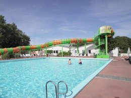Camping Pas Cher vous présente avec son site Officiel campingpascher.fr, le Camping De Schatberg classé 5 étoiles, situé sur la commune de Sevenum dans le département Horst An Der Maas (Limbourg) au Pays-bas. Le camping De Schatberg, vous présente un hébergement de type chalet de 28 m². Le camping De Schatberg vous propose du lundi 31 août au lundi 07 septembre 2026 pour 7 nuits à 829.5€. Cette location propose 83 dates différentes pour réserver votre séjour. Découvrez également les 9 autres gammes d'hébergements du camping. Lac, Piscine couverte, Piscine extérieure, Club enfants, Aire de jeux enfants, Golf, Paddle, Ping-pong, Pétanque, Ski nautique, Terrain de beach-volley, Terrain de football, Terrain multisports, Trampoline, Bar, Plats à emporter, Restaurant, Supermarché,... En savoir plus : cliquez-ICI.