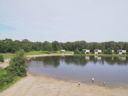 Camping Pas Cher vous présente avec son site Officiel campingpascher.fr, le Camping De Schatberg classé 5 étoiles, situé sur la commune de Sevenum dans le département Horst An Der Maas (Limbourg) au Pays-bas. Le camping De Schatberg, vous présente un hébergement de type tente en toile et bois de 16 m² pour 6 personnes avec climatisation. Le camping De Schatberg vous propose du lundi 14 septembre au lundi 21 septembre 2026, en promotion à -29% pour 7 nuits à 281 € au lieu de 396,0 € soit une Économie de 115 €. Cette location propose 86 dates différentes pour réserver votre séjour. Découvrez également les 7 autres gammes d'hébergements du camping. Lac, Piscine couverte, Piscine extérieure, Club enfants, Aire de jeux enfants, Golf, Paddle, Ping-pong, Pétanque, Ski nautique, Terrain de beach-volley, Terrain de football, Terrain multisports, Trampoline, Bar, Plats à emporter, Restaurant, Supermarché,... En savoir plus : cliquez-ICI.