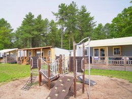 Camping Pas Cher vous présente avec son site Officiel campingpascher.fr, le Camping De Schatberg classé 5 étoiles, situé sur la commune de Sevenum dans le département Horst An Der Maas (Limbourg) au Pays-bas. Le camping De Schatberg, vous présente un hébergement de type bungalow de 34 m² pour 8 personnes. Le camping De Schatberg vous proposeun séjour PAS CHER avec une REMISEdu sam. 06 juin au sam. 13 juin 2026, en promotion à -30% pour 7 nuits à 490 € au lieu de 700,0 € soit une Économie de 210 €. Cette location propose 139 dates différentes pour réserver votre séjour. Découvrez également les 9 autres gammes d'hébergements du camping. Lac, Piscine couverte, Piscine extérieure, Club enfants, Aire de jeux enfants, Golf, Paddle, Ping-pong, Pétanque, Ski nautique, Terrain de beach-volley, Terrain de football, Terrain multisports, Trampoline, Bar, Plats à emporter, Restaurant, Supermarché,... En savoir plus : cliquez-ICI.