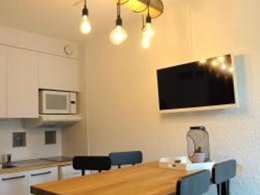 Camping Pas Cher vous présente avec son site Officiel campingpascher.fr, le Village vacances Les Ramondies, situé sur la commune de Saint Lary Soulan dans le département Hautes-pyrénées (Midi Pyrénées) en France. Le village vacances Les Ramondies, vous présente un hébergement de type appartement de 35 m² pour 5 personnes. Le village vacances Les Ramondies vous propose du sam. 04 avril au sam. 11 avril 2026 pour 7 nuits à 413€. Cette location propose 113 dates différentes pour réserver votre séjour. Découvrez également les 3 autres gammes d'hébergements du village vacances. Les Avis clients pour le Village vacances Les Ramondies sont excellents avec une note moyenne de 10 sur 10. Animations familiales, Club ados, Club enfants, Aire de jeux enfants, Ping-pong, Pétanque, Randonnée, Bar, Restaurant, Snack/Bar,... En savoir plus : cliquez-ICI.