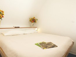 Camping Pas Cher vous présente avec son site Officiel campingpascher.fr, le Village vacances Les Ramondies, situé sur la commune de Saint Lary Soulan dans le département Hautes-pyrénées (Midi Pyrénées) en France. Le village vacances Les Ramondies, vous présente un hébergement de type appartement de 35 m² pour 5 personnes. Le village vacances Les Ramondies vous propose du sam. 04 avril au sam. 11 avril 2026 pour 7 nuits à 413€. Cette location propose 113 dates différentes pour réserver votre séjour. Découvrez également les 3 autres gammes d'hébergements du village vacances. Les Avis clients pour le Village vacances Les Ramondies sont excellents avec une note moyenne de 10 sur 10. Animations familiales, Club ados, Club enfants, Aire de jeux enfants, Ping-pong, Pétanque, Randonnée, Bar, Restaurant, Snack/Bar,... En savoir plus : cliquez-ICI.