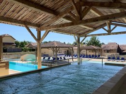Camping Pas Cher vous présente avec son site Officiel campingpascher.fr, la Résidence Club Belambra Les Portes De Dordogne classé 3 étoiles, située sur la commune de Alvignac dans le département Lot (Midi Pyrénées) en France. La résidence Club Belambra Les Portes De Dordogne vous propose un hébergement de type appartement de 40 m² avec climatisation (télévision). L'établissement vous propose 4 autres types d'hébergements. Découvrez tous nos séjours à petits prix dans la commune et aux alentours de Alvignac du département : Lot (Midi Pyrénées). Piscine couverte, Piscine extérieure, Animations familiales, Club ados, Club enfants, Aire de jeux enfants, Canoë-kayak, Court de tennis, Ping-pong, Randonnée, Salle de fitness, Bar, Boulangerie, Bureau de tabac, Snack/Bar, Station-service, Supermarché,... En savoir plus : cliquez-ICI.