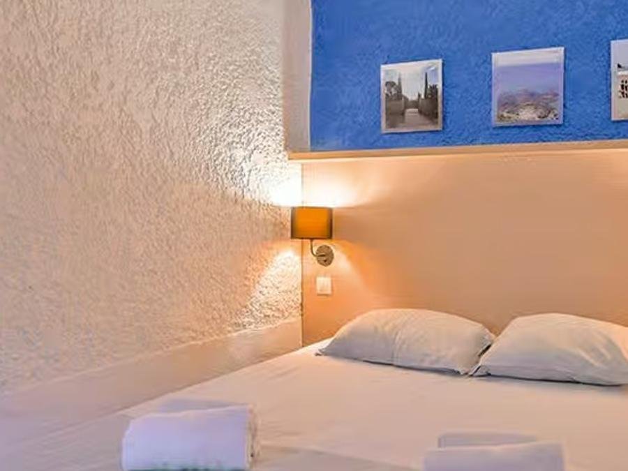 Camping Pas Cher vous présente avec son site Officiel campingpascher.fr, le Village vacances Club Belambra Les Rives De Thau classé 3 étoiles, situé sur la commune de Balaruc Les Bains dans le département Hérault (Languedoc Roussillon) en France. Le village vacances Club Belambra Les Rives De Thau, vous présente un hébergement de type bungalow de 19 m² et télévision. Le village vacances Club Belambra Les Rives De Thau vous propose du sam. 31 octobre au sam. 07 novembre 2026, en promotion à -15% pour 7 nuits à 812,14 € au lieu de 955,5 € soit une Économie de 143,36 €. Cette location propose 45 dates différentes pour réserver votre séjour. Découvrez également les 5 autres gammes d'hébergements du village vacances. MerÉtang, Piscine chauffée, Piscine extérieure, Animations familiales, Club ados, Club enfants, Aire de jeux enfants, Baby-foot, Court de tennis, Cyclisme, Parcours sportif, Ping-pong, Piscine, Planche à voile, Pétanque, Randonnée, Terrain de beach-volley, Terrain multisports, Bar, Boulangerie, Bureau de tabac, Snack/Bar, Station-service,... En savoir plus : cliquez-ICI.