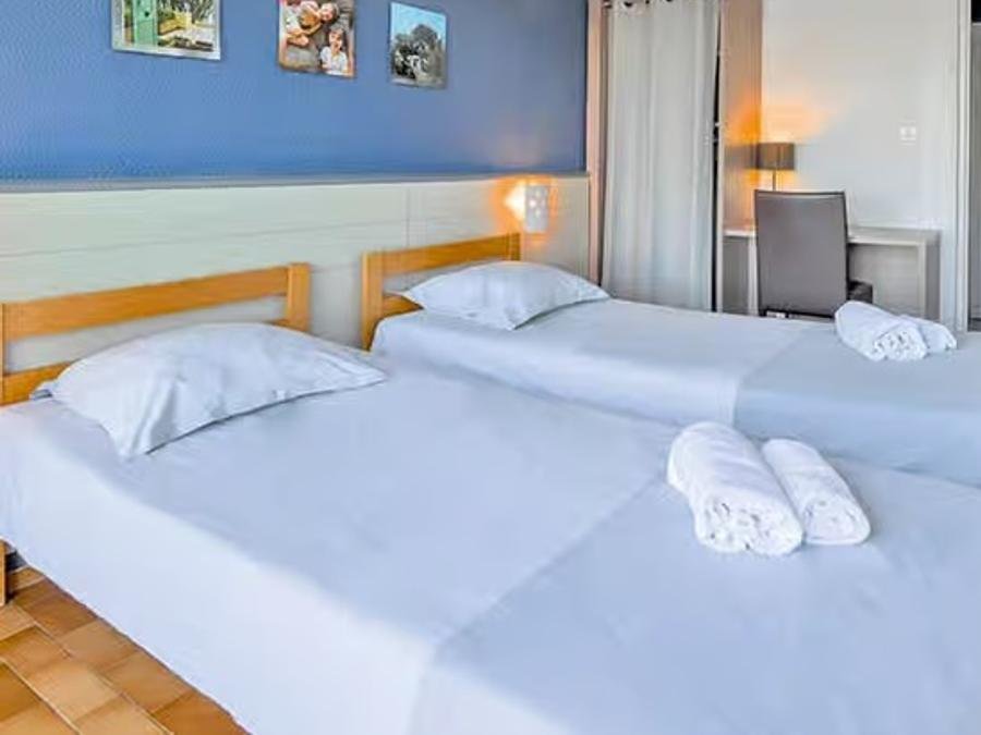 Camping Pas Cher vous présente avec son site Officiel campingpascher.fr, le Village vacances Club Belambra Les Rives De Thau classé 3 étoiles, situé sur la commune de Balaruc Les Bains dans le département Hérault (Languedoc Roussillon) en France. Le village vacances Club Belambra Les Rives De Thau, vous présente un hébergement de type chambre de 20 m² et télévision. Le village vacances Club Belambra Les Rives De Thau vous propose du sam. 31 octobre au sam. 07 novembre 2026, en promotion à -15% pour 7 nuits à 1197,70 € au lieu de 1409,1 € soit une Économie de 211,40 €. Cette location propose 19 dates différentes pour réserver votre séjour. Découvrez également les 5 autres gammes d'hébergements du village vacances. MerÉtang, Piscine chauffée, Piscine extérieure, Animations familiales, Club ados, Club enfants, Aire de jeux enfants, Baby-foot, Court de tennis, Cyclisme, Parcours sportif, Ping-pong, Piscine, Planche à voile, Pétanque, Randonnée, Terrain de beach-volley, Terrain multisports, Bar, Boulangerie, Bureau de tabac, Snack/Bar, Station-service,... En savoir plus : cliquez-ICI.