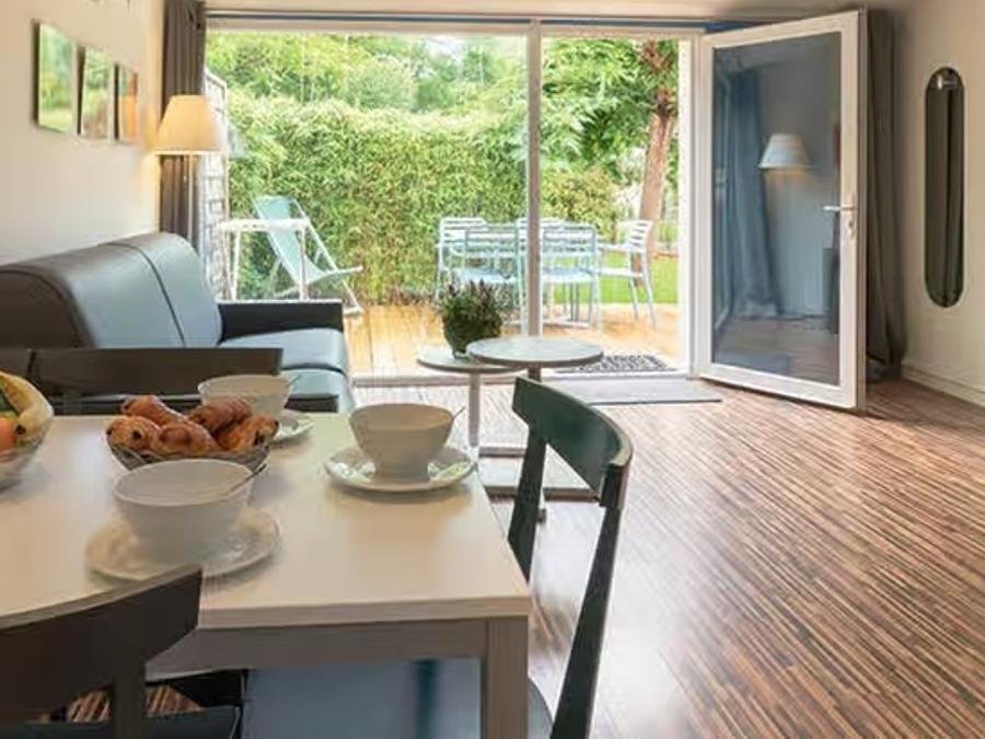 Camping Pas Cher vous présente avec son site Officiel campingpascher.fr, le Village vacances Club Belambra Les Mathes classé 2 étoiles, situé sur la commune de Les Mathes dans le département Charente-maritime (Poitou Charentes) en France. Le village vacances Club Belambra Les Mathes, vous présente un hébergement de type appartement de 42 m² et télévision. Le village vacances Club Belambra Les Mathes vous propose du sam. 17 octobre au sam. 24 octobre 2026, en promotion à -15% pour 7 nuits à 1236,75 € au lieu de 1455,0 € soit une Économie de 218,25 €. Cette location propose 12 dates différentes pour réserver votre séjour. Découvrez également les 4 autres gammes d'hébergements du village vacances. Piscine extérieure, Aire de jeux enfants, Baby-foot, Court de tennis, Ping-pong, Terrain multisports, Bar, Boulangerie, Bureau de tabac, Dépôt de pain, Station-service, Épicerie,... En savoir plus : cliquez-ICI.
