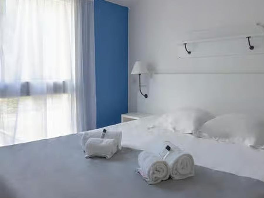Camping Pas Cher vous présente avec son site Officiel campingpascher.fr, le Village vacances Club Belambra Les Mathes classé 2 étoiles, situé sur la commune de Les Mathes dans le département Charente-maritime (Poitou Charentes) en France. Le village vacances Club Belambra Les Mathes, vous présente un hébergement de type appartement de 40 m² pour 1 personne et télévision. Le village vacances Club Belambra Les Mathes vous propose du sam. 17 octobre au sam. 24 octobre 2026, en promotion à -15% pour 7 nuits à 1160,25 € au lieu de 1365,0 € soit une Économie de 204,75 €. Cette location propose 8 dates différentes pour réserver votre séjour. Découvrez également les 2 autres gammes d'hébergements du village vacances. Piscine extérieure, Aire de jeux enfants, Baby-foot, Court de tennis, Ping-pong, Terrain multisports, Bar, Boulangerie, Bureau de tabac, Dépôt de pain, Station-service, Épicerie,... En savoir plus : cliquez-ICI.