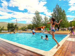 Camping Pas Cher vous présente avec son site Officiel campingpascher.fr, le Camping Kamp Karin classé 3 étoiles, situé sur la commune de Gornji Karin dans le département Zadar (Dalmatie) en Croatie. Le camping Kamp Karin, vous présente un hébergement de type mobil-home. Le camping Kamp Karin vous proposeun séjour PAS CHER avec une REMISEdu sam. 20 juin au sam. 27 juin 2026, en promotion à -50% pour 7 nuits à 320,25 € au lieu de 644,0 € soit une Économie de 323,75 €. Cette location propose 25 dates différentes pour réserver votre séjour. Découvrez également les 1 autres gammes d'hébergements du camping. Mer, Piscine extérieure, Animations familiales, Aire de jeux enfants, Structure gonflable enfants, Snack/Bar, Épicerie,... En savoir plus : cliquez-ICI.