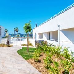 Camping Pas Cher vous présente avec son site Officiel campingpascher.fr, la Résidence Le Cap Azur, située sur la commune de Saint Mandrier Sur Mer dans le département Var (Provence Alpes Côte D'azur) en France. La résidence Le Cap Azur, vous présente un hébergement de type appartement de 43 m² pour 2 personnes avec climatisation et télévision. La résidence Le Cap Azur vous propose du sam. 07 mars au sam. 14 mars 2026 pour 7 nuits à 441€. Cette location propose 17 dates différentes pour réserver votre séjour. Découvrez également les 4 autres gammes d'hébergements de la résidence. Les Avis clients pour la Résidence Le Cap Azur sont excellents avec une note moyenne de 8 sur 10. Mer, Piscine couverte, Piscine extérieure, Club enfants, Ping-pong, Salle de fitness,... En savoir plus : cliquez-ICI.