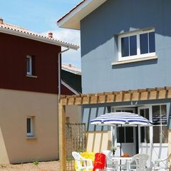 Camping Pas Cher vous présente avec son site Officiel campingpascher.fr, la Résidence Nemea Les Rives De Saint Brice, située sur la commune de Arès dans le département Gironde (Aquitaine) en France. La résidence Nemea Les Rives De Saint Brice, vous présente un hébergement de type maison de 40 m² et télévision. La résidence Nemea Les Rives De Saint Brice vous propose du sam. 07 mars au sam. 14 mars 2026 pour 7 nuits à 280€. Cette location propose 22 dates différentes pour réserver votre séjour. Découvrez également les 5 autres gammes d'hébergements de la résidence. Les Avis clients pour la Résidence Nemea Les Rives De Saint Brice sont excellents avec une note moyenne de 8 sur 10. Mer, Piscine couverte, Piscine extérieure, Club enfants, Ping-pong, Salle de fitness,... En savoir plus : cliquez-ICI.