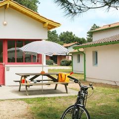 Camping Pas Cher vous présente avec son site Officiel campingpascher.fr, la Résidence Nemea Les Rives De Saint Brice, située sur la commune de Arès dans le département Gironde (Aquitaine) en France. La résidence Nemea Les Rives De Saint Brice, vous présente un hébergement de type villa de 40 m² pour 6 personnes et télévision. La résidence Nemea Les Rives De Saint Brice vous propose du sam. 07 mars au sam. 14 mars 2026 pour 7 nuits à 294€. Cette location propose 22 dates différentes pour réserver votre séjour. Découvrez également les 5 autres gammes d'hébergements de la résidence. Les Avis clients pour la Résidence Nemea Les Rives De Saint Brice sont excellents avec une note moyenne de 8 sur 10. Mer, Piscine couverte, Piscine extérieure, Club enfants, Ping-pong, Salle de fitness,... En savoir plus : cliquez-ICI.