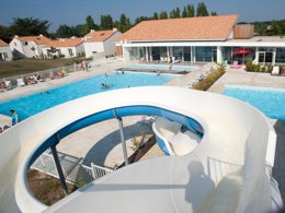 Camping Pas Cher vous présente avec son site Officiel campingpascher.fr, la Résidence Goélia Les Grands Rochers classé 3 étoiles, située sur la commune de Olonne Sur Mer dans le département Vendée (Pays De La Loire) en France. La résidence Goélia Les Grands Rochers, vous présente un hébergement de type studio de 27 m² pour 4 personnes et télévision. La résidence Goélia Les Grands Rochers vous propose du sam. 19 septembre au sam. 26 septembre 2026 pour 7 nuits à 280€. Cette location propose 21 dates différentes pour réserver votre séjour. Découvrez également les 4 autres gammes d'hébergements de la résidence. Les Avis clients pour la Résidence Goélia Les Grands Rochers sont excellents avec une note moyenne de 8 sur 10. Mer, Piscine couverte, Piscine extérieure, Club enfants, Salle de fitness, Supermarché,... En savoir plus : cliquez-ICI.