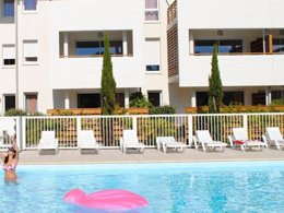 Camping Pas Cher vous présente avec son site Officiel campingpascher.fr, la Résidence Les Terrasses De L'Océan classé 3 étoiles, située sur la commune de Moliets Et Maa dans le département Landes (Aquitaine) en France. La résidence Les Terrasses De L'Océan, vous présente un hébergement de type appartement de 35 m² pour 2 personnes et télévision. La résidence Les Terrasses De L'Océan vous propose du sam. 19 septembre au sam. 26 septembre 2026 pour 7 nuits à 378€. Cette location propose 14 dates différentes pour réserver votre séjour. Découvrez également les 2 autres gammes d'hébergements de la résidence. Les Avis clients pour la Résidence Les Terrasses De L'Océan sont excellents avec une note moyenne de 9 sur 10. Piscine couverte, Piscine extérieure, Golf, Salle de fitness, Surf, Restaurant, Épicerie,... En savoir plus : cliquez-ICI.
