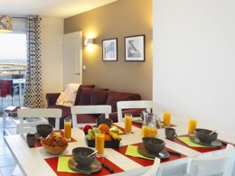 Camping Pas Cher vous présente avec son site Officiel campingpascher.fr, la Résidence Nemea L'Estacade classé 4 étoiles, située sur la commune de Capbreton dans le département Landes (Aquitaine) en France. La résidence Nemea L'Estacade, vous présente un hébergement de type appartement de 45 m² et télévision. La résidence Nemea L'Estacade vous propose du sam. 03 janvier au sam. 10 janvier 2026 pour 7 nuits à 336€. Cette location propose 26 dates différentes pour réserver votre séjour. Découvrez également les 3 autres gammes d'hébergements de la résidence. Les Avis clients pour la Résidence Nemea L'Estacade sont de 7 sur 10. Mer, Piscine chauffée, Piscine extérieure,... En savoir plus : cliquez-ICI.