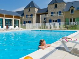 Camping Pas Cher vous présente avec son site Officiel campingpascher.fr, la Résidence Goélia Le Domaine Des Mauriers classé 3 étoiles, située sur la commune de Saint Malo dans le département Ille-et-vilaine (Bretagne) en France. La résidence Goélia Le Domaine Des Mauriers, vous présente un hébergement de type maison de 60 m² pour 2 personnes et télévision. La résidence Goélia Le Domaine Des Mauriers vous propose du sam. 19 septembre au sam. 26 septembre 2026 pour 7 nuits à 497€. Cette location propose 13 dates différentes pour réserver votre séjour. Découvrez également les 3 autres gammes d'hébergements de la résidence. Les Avis clients pour la Résidence Goélia Le Domaine Des Mauriers sont de 7 sur 10. Piscine couverte, Piscine extérieure, Club enfants, Salle de fitness,... En savoir plus : cliquez-ICI.