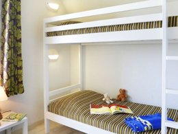 Camping Pas Cher vous présente avec son site Officiel campingpascher.fr, la Résidence Nemea Le Domaine Des Mauriers, située sur la commune de Saint Malo dans le département Ille-et-vilaine (Bretagne) en France. La résidence Nemea Le Domaine Des Mauriers, vous présente un hébergement de type maison de 34 m² et télévision. La résidence Nemea Le Domaine Des Mauriers vous propose du sam. 03 janvier au sam. 10 janvier 2026 pour 7 nuits à 322€. Cette location propose 26 dates différentes pour réserver votre séjour. Découvrez également les 4 autres gammes d'hébergements de la résidence. Les Avis clients pour la Résidence Nemea Le Domaine Des Mauriers sont de 7 sur 10. Piscine couverte, Piscine extérieure, Club enfants, Salle de fitness,... En savoir plus : cliquez-ICI.