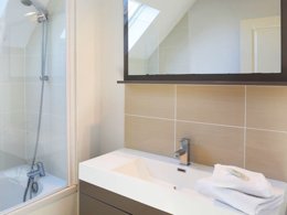 Camping Pas Cher vous présente avec son site Officiel campingpascher.fr, la Résidence Nemea Le Domaine Des Mauriers, située sur la commune de Saint Malo dans le département Ille-et-vilaine (Bretagne) en France. La résidence Nemea Le Domaine Des Mauriers, vous présente un hébergement de type maison de 60 m² pour 2 personnes et télévision. La résidence Nemea Le Domaine Des Mauriers vous propose du sam. 03 janvier au sam. 10 janvier 2026 pour 7 nuits à 406€. Cette location propose 26 dates différentes pour réserver votre séjour. Découvrez également les 4 autres gammes d'hébergements de la résidence. Les Avis clients pour la Résidence Nemea Le Domaine Des Mauriers sont de 7 sur 10. Piscine couverte, Piscine extérieure, Club enfants, Salle de fitness,... En savoir plus : cliquez-ICI.