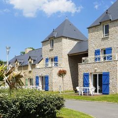 Camping Pas Cher vous présente avec son site Officiel campingpascher.fr, la Résidence Nemea Le Domaine Des Mauriers, située sur la commune de Saint Malo dans le département Ille-et-vilaine (Bretagne) en France. La résidence Nemea Le Domaine Des Mauriers, vous présente un hébergement de type maison de 34 m² et télévision. La résidence Nemea Le Domaine Des Mauriers vous propose du sam. 03 janvier au sam. 10 janvier 2026 pour 7 nuits à 322€. Cette location propose 26 dates différentes pour réserver votre séjour. Découvrez également les 4 autres gammes d'hébergements de la résidence. Les Avis clients pour la Résidence Nemea Le Domaine Des Mauriers sont de 7 sur 10. Piscine couverte, Piscine extérieure, Club enfants, Salle de fitness,... En savoir plus : cliquez-ICI.