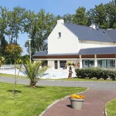 Camping Pas Cher vous présente avec son site Officiel campingpascher.fr, la Résidence Nemea Le Domaine Des Mauriers, située sur la commune de Saint Malo dans le département Ille-et-vilaine (Bretagne) en France. La résidence Nemea Le Domaine Des Mauriers, vous présente un hébergement de type maison de 40 m² pour 2 personnes et télévision. La résidence Nemea Le Domaine Des Mauriers vous propose du sam. 03 janvier au sam. 10 janvier 2026 pour 7 nuits à 343€. Cette location propose 27 dates différentes pour réserver votre séjour. Découvrez également les 4 autres gammes d'hébergements de la résidence. Les Avis clients pour la Résidence Nemea Le Domaine Des Mauriers sont de 7 sur 10. Piscine couverte, Piscine extérieure, Club enfants, Salle de fitness,... En savoir plus : cliquez-ICI.