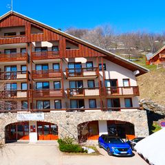 Camping Pas Cher vous présente avec son site Officiel campingpascher.fr, le Établissement Les Hauts De La Drayre, situé sur la commune de Vaujany dans le département Isere (Rhône Alpes) en France. L'établissement Les Hauts De La Drayre vous propose un hébergement de type appartement de 30 m². L'établissement vous propose 3 autres types d'hébergements. Découvrez tous nos séjours à petits prix dans la commune et aux alentours de Vaujany du département : Isere (Rhône Alpes).... En savoir plus : cliquez-ICI.