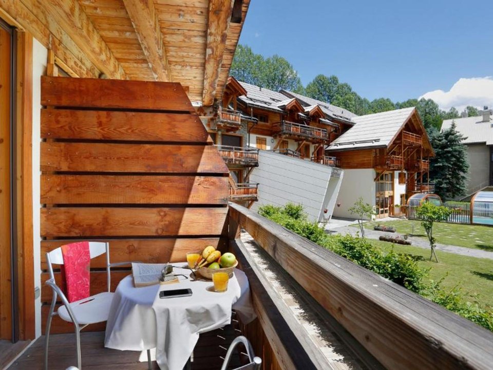 Camping Pas Cher vous présente avec son site Officiel campingpascher.fr, la Résidence Nemea Le Grand Lodge, située sur la commune de Chatel dans le département Haute-savoie (Rhône Alpes) en France. La résidence Nemea Le Grand Lodge vous propose un hébergement de type appartement de 51 m² pour 2 personnes (télévision). L'établissement vous propose 3 autres types d'hébergements. Découvrez tous nos séjours à petits prix dans la commune et aux alentours de Chatel du département : Haute-savoie (Rhône Alpes). Les Avis clients pour la Résidence Nemea Le Grand Lodge sont excellents avec une note moyenne de 9 sur 10. Piscine couverte, Piscine extérieure, Canoë-kayak, Paddle, Randonnée, Bar, Snack/Bar, Supermarché,... En savoir plus : cliquez-ICI.