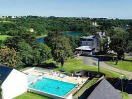 Camping Pas Cher vous présente avec son site Officiel campingpascher.fr, le Village vacances Domaine De La Baie classé 3 étoiles, situé sur la commune de Audierne dans le département Finistère (Bretagne) en France. Le village vacances Domaine De La Baie, vous présente un hébergement de type maison de 32 m² et télévision. Le village vacances Domaine De La Baie vous propose du sam. 26 septembre au sam. 03 octobre 2026 pour 7 nuits à 273€. Cette location propose 132 dates différentes pour réserver votre séjour. Découvrez également les 4 autres gammes d'hébergements du village vacances. Les Avis clients pour le Village vacances Domaine De La Baie sont excellents avec une note moyenne de 8 sur 10. Piscine couverte, Piscine extérieure, Ping-pong, Piscine, Salle de fitness,... En savoir plus : cliquez-ICI.