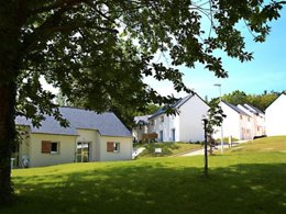 Camping Pas Cher vous présente avec son site Officiel campingpascher.fr, le Village vacances Domaine De La Baie classé 3 étoiles, situé sur la commune de Audierne dans le département Finistère (Bretagne) en France. Le village vacances Domaine De La Baie, vous présente un hébergement de type maison de 38 m² pour 1 personne et télévision. Le village vacances Domaine De La Baie vous propose du vendredi 06 février au vendredi 13 février 2026 pour 7 nuits à 364€. Cette location propose 254 dates différentes pour réserver votre séjour. Découvrez également les 4 autres gammes d'hébergements du village vacances. Les Avis clients pour le Village vacances Domaine De La Baie sont excellents avec une note moyenne de 8 sur 10. Piscine couverte, Piscine extérieure, Ping-pong, Piscine, Salle de fitness,... En savoir plus : cliquez-ICI.