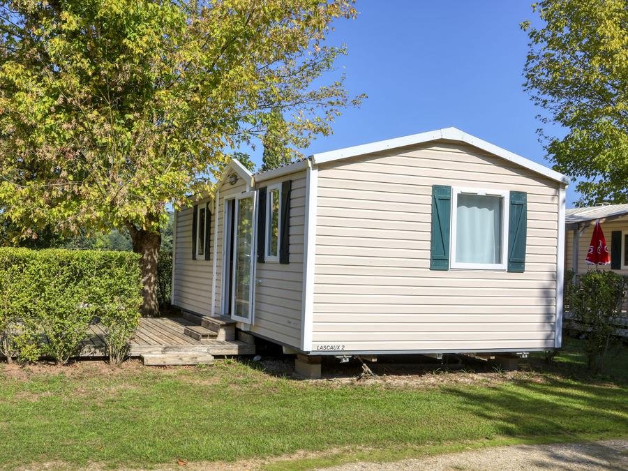 Camping Pas Cher vous présente avec son site Officiel campingpascher.fr, le Camping La Salvinie classé 3 étoiles, situé sur la commune de Terrasson La Villedieu dans le département Dordogne (Aquitaine) en France. Le camping La Salvinie vous propose un hébergement de type mobil-home de 27 m² pour 2 personnes. L'établissement vous propose 18 autres types d'hébergements. Découvrez tous nos séjours à petits prix dans la commune et aux alentours de Terrasson La Villedieu du département : Dordogne (Aquitaine). Les Avis clients pour le Camping La Salvinie sont excellents avec une note moyenne de 8 sur 10. Rivière, Piscine chauffée, Piscine extérieure, Animations familiales, Club enfants, Aire de jeux enfants, Baby-foot, Parcours sportif, Ping-pong, Piscine, Pétanque, Terrain de badminton, Trampoline, Bar, Boulangerie, Pizzeria, Snack/Bar, Épicerie,... En savoir plus : cliquez-ICI.