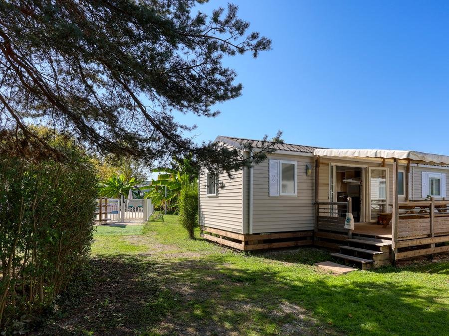 Camping Pas Cher vous présente avec son site Officiel campingpascher.fr, le Camping La Salvinie classé 3 étoiles, situé sur la commune de Terrasson La Villedieu dans le département Dordogne (Aquitaine) en France. Le camping La Salvinie vous propose un hébergement de type mobil-home de 33 m². L'établissement vous propose 18 autres types d'hébergements. Découvrez tous nos séjours à petits prix dans la commune et aux alentours de Terrasson La Villedieu du département : Dordogne (Aquitaine). Les Avis clients pour le Camping La Salvinie sont excellents avec une note moyenne de 8 sur 10. Rivière, Piscine chauffée, Piscine extérieure, Animations familiales, Club enfants, Aire de jeux enfants, Baby-foot, Parcours sportif, Ping-pong, Piscine, Pétanque, Terrain de badminton, Trampoline, Bar, Boulangerie, Pizzeria, Snack/Bar, Épicerie,... En savoir plus : cliquez-ICI.