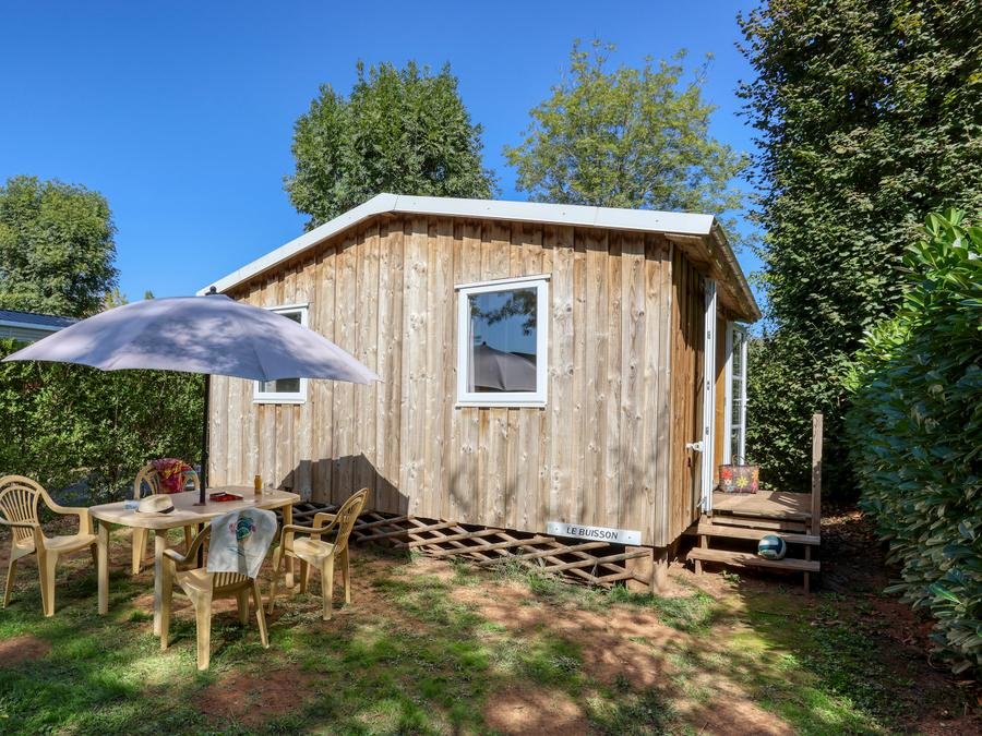 Camping Pas Cher vous présente avec son site Officiel campingpascher.fr, le Camping La Salvinie classé 3 étoiles, situé sur la commune de Terrasson La Villedieu dans le département Dordogne (Aquitaine) en France. Le camping La Salvinie vous propose un hébergement de type bungalow de 19 m². Cet hébergement propose plus de 31 dates différentes pour réserver ! Pour dévouvrir la période la moins chère, consultez la rubrique 'Tarifs' et sélectionnez votre mois de départ. L'établissement vous propose 18 autres types d'hébergements. Découvrez tous nos séjours à petits prix dans la commune et aux alentours de Terrasson La Villedieu du département : Dordogne (Aquitaine). Les Avis clients pour le Camping La Salvinie sont excellents avec une note moyenne de 8 sur 10. Rivière, Piscine chauffée, Piscine extérieure, Animations familiales, Club enfants, Aire de jeux enfants, Baby-foot, Parcours sportif, Ping-pong, Piscine, Pétanque, Terrain de badminton, Trampoline, Bar, Boulangerie, Pizzeria, Snack/Bar, Épicerie,... En savoir plus : cliquez-ICI.