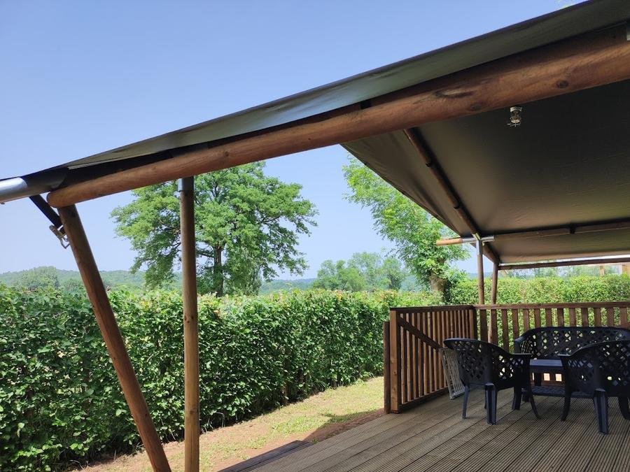 Camping Pas Cher vous présente avec son site Officiel campingpascher.fr, le Camping La Salvinie classé 3 étoiles, situé sur la commune de Terrasson La Villedieu dans le département Dordogne (Aquitaine) en France. Le camping La Salvinie, vous présente un hébergement de type lodge de 25 m² pour 4 personnes. Le camping La Salvinie vous propose du lundi 15 juin au lundi 22 juin 2026 pour 7 nuits à 364€. Cette location propose 30 dates différentes pour réserver votre séjour. Découvrez également les 18 autres gammes d'hébergements du camping. Les Avis clients pour le Camping La Salvinie sont excellents avec une note moyenne de 8 sur 10. Rivière, Piscine chauffée, Piscine extérieure, Animations familiales, Club enfants, Aire de jeux enfants, Baby-foot, Parcours sportif, Ping-pong, Piscine, Pétanque, Terrain de badminton, Trampoline, Bar, Boulangerie, Pizzeria, Snack/Bar, Épicerie,... En savoir plus : cliquez-ICI.