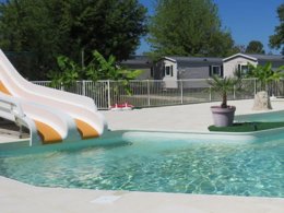 Camping Pas Cher vous présente avec son site Officiel campingpascher.fr, le Camping La Salvinie classé 3 étoiles, situé sur la commune de Terrasson La Villedieu dans le département Dordogne (Aquitaine) en France. Le camping La Salvinie, vous présente un hébergement de type mobil-home de 19 m² pour 2 personnes. Le camping La Salvinie vous propose du vendredi 11 septembre au vendredi 18 septembre 2026, en promotion à -20% pour 7 nuits à 169,60 € au lieu de 212,0 € soit une Économie de 42,40 €. Cette location propose 134 dates différentes pour réserver votre séjour. Découvrez également les 17 autres gammes d'hébergements du camping. Les Avis clients pour le Camping La Salvinie sont excellents avec une note moyenne de 8 sur 10. Rivière, Piscine chauffée, Piscine extérieure, Animations familiales, Club enfants, Aire de jeux enfants, Baby-foot, Parcours sportif, Ping-pong, Piscine, Pétanque, Terrain de badminton, Trampoline, Bar, Boulangerie, Pizzeria, Snack/Bar, Épicerie,... En savoir plus : cliquez-ICI.